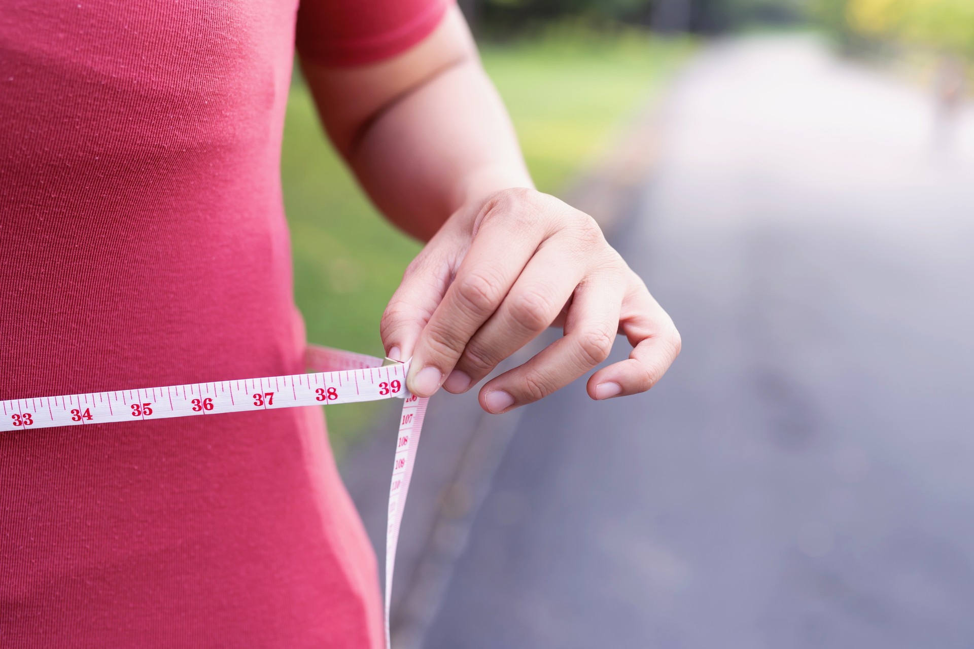 Schöne fettleibige Frauen wollen Gewicht verlieren, indem sie sich regelmäßig ernähren und Sport treiben.